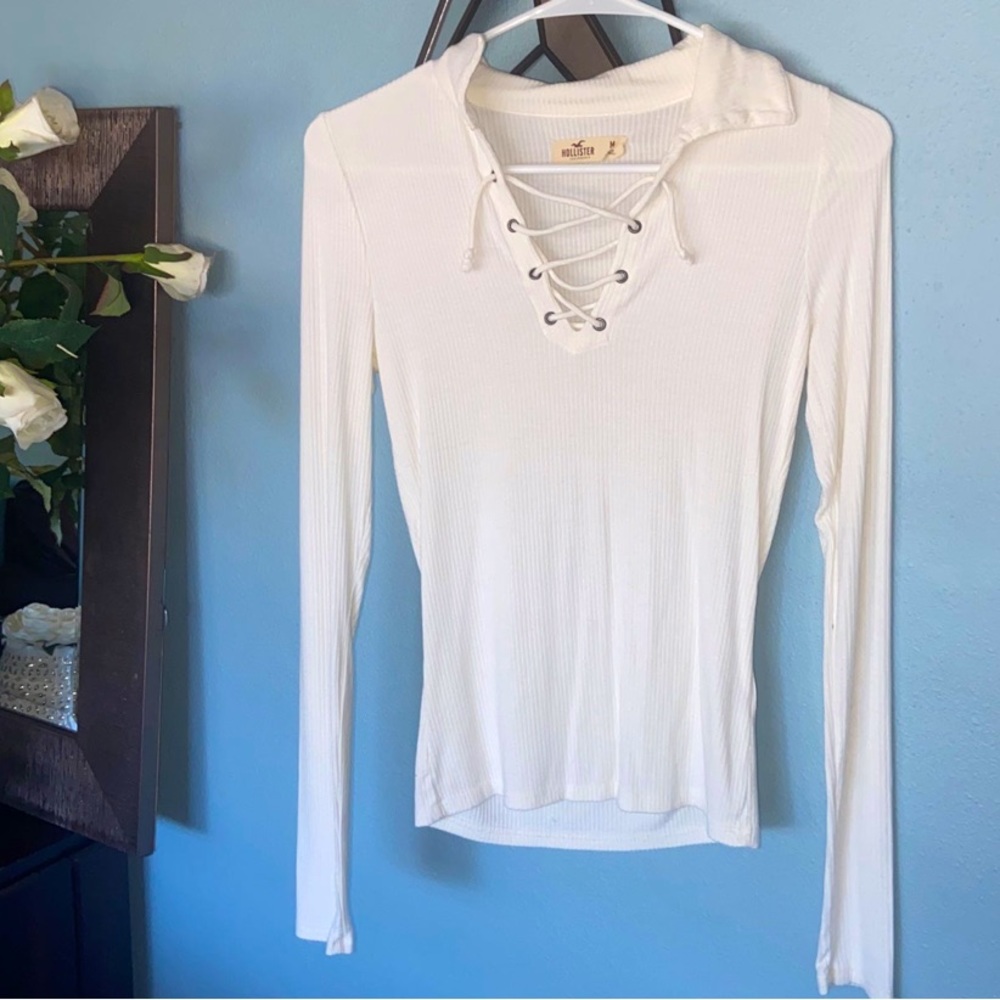 Hollister’s women’s long sleeve sweater white shirt